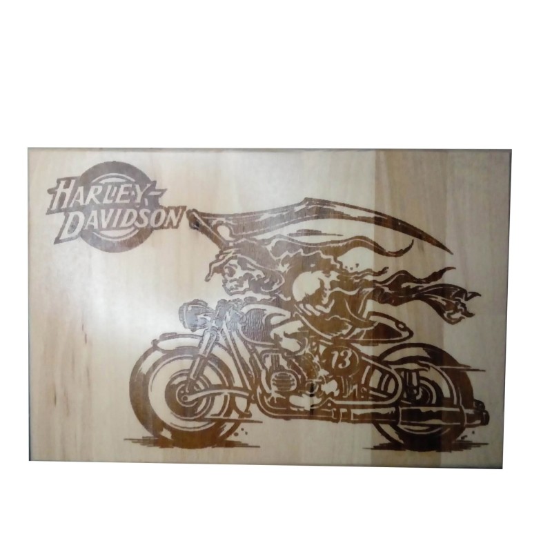 Harley Davidson avec squelette biker